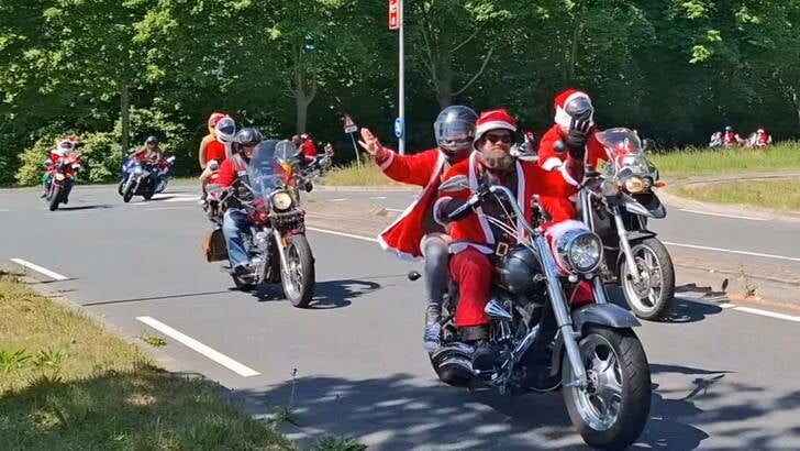 Een stoet kerstmannen en -vrouwen op motoren reed van Lelystad naar Almere om geld in te zamelen het Prinses Maxima Centrum voor kinderoncologie. (Foto: Almere DEZE WEEK)