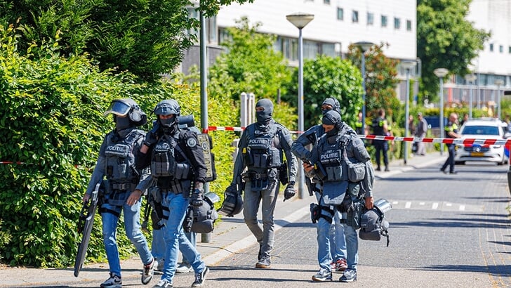 Een arrestatieteam kwam ter plaatse om de verdachte in te rekenen. (Foto: HV Almere)
