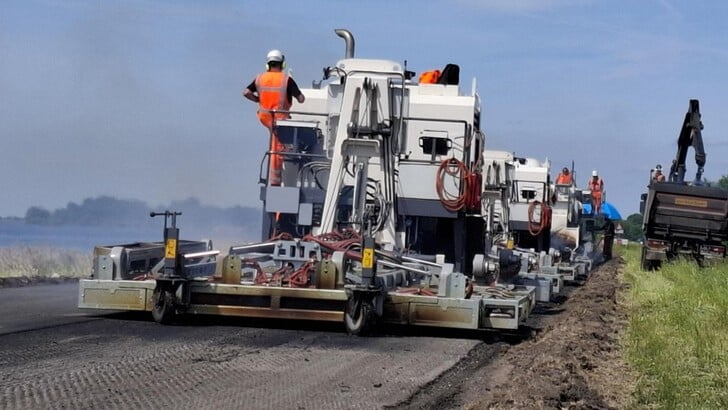 Het asfalt wordt eerst van de weg geschraapt (Foto: aangeleverd)