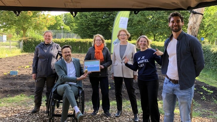Wethouder Jesse Luijendijk nam de prijs in ontvangst (Foto: aangeleverd)