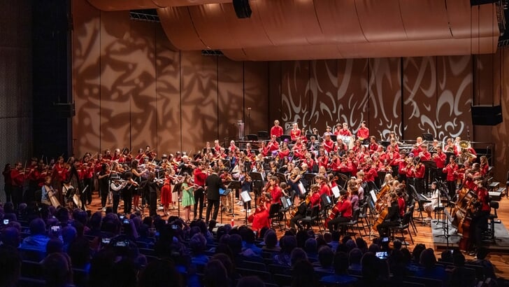 Alle orkesten van het AJSO samen op het podium tijdens het slotconcert in 2023. (Foto: Maarten Feenstra)