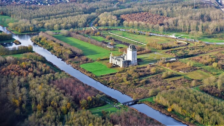 Het kasteel met het omliggende terrein (Archieffoto: Rien Moolhuyzen)