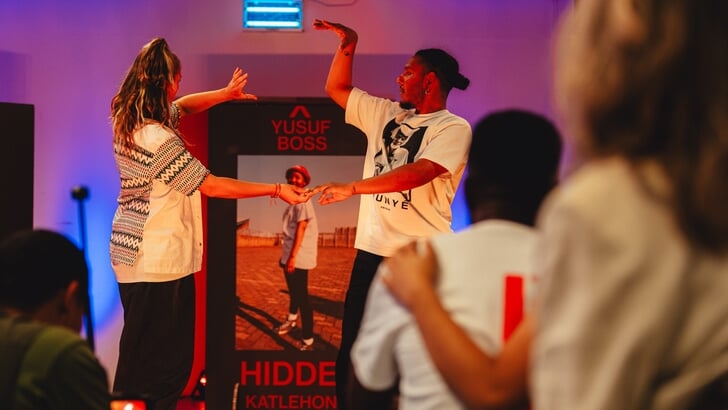 Choreograaf Mohammed Yusuf Boss geeft een vierdaagse workshop aan Flevolandse jongvolwassen. (Foto: aangeleverd)