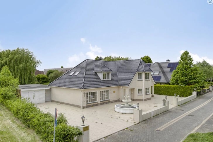 De villa gaat in de veiling (Foto: aangeleverd)