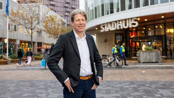 Wethouder Paul Tang voor het stadhuis (Foto: gemeente Almere)