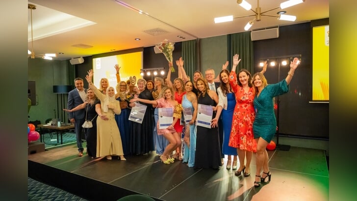 Alle genomineerden samen met het bestuur en de jury van het Netwerk Flevolandse Zakenvrouwen (Foto: Calina inc.)