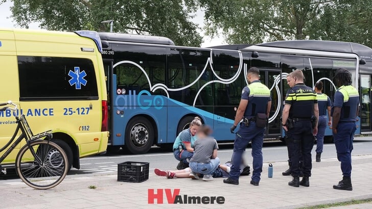 De fietser werd naar het ziekenhuis gebracht. (Foto: HV Almere)