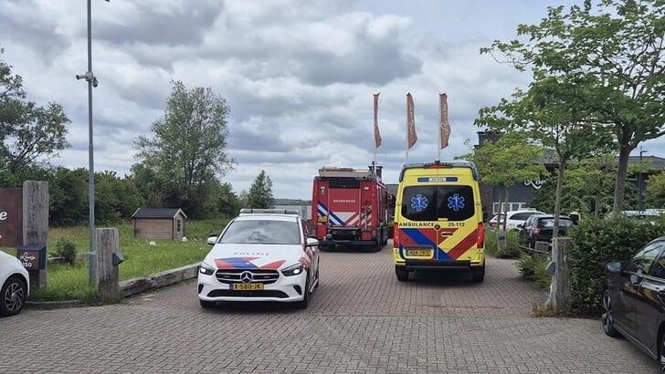 Drie drenkelingen werd vrijdag uit het koude water van de Noorderplassen gered. (Foto: HV Almere)