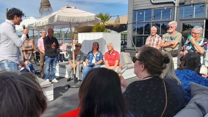 Wethouder Micha Mos bedankte de aanwezigen voor hun inzet voor de stad. (Foto: Bob Friedländer)