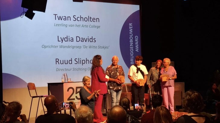 Avanti reikt tijdens de jubileumavond drie Bruggenbouwer Awards uit. (Foto: Almere DEZE WEEK)