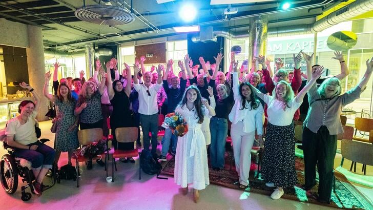 Aya Selman voor haar juichende partijgenoten (Foto: aangeleverd)