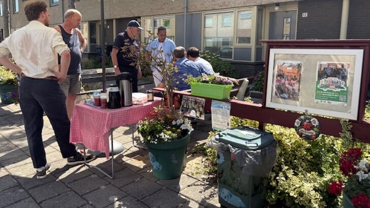 De jury bracht eerder deze maand een bezoek aan de Sirtakistraat. (Foto: aangeleverd)