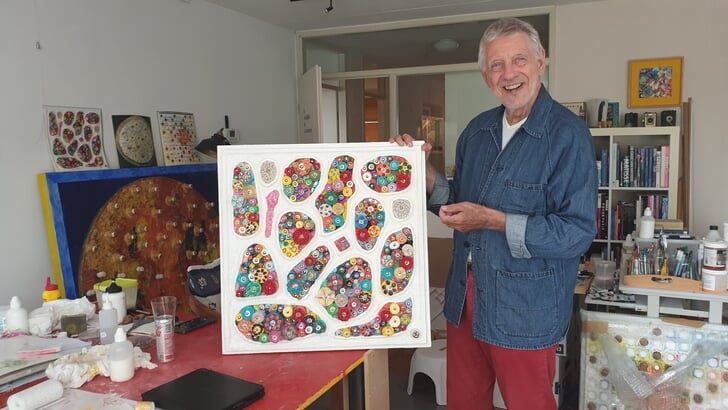 De visueel beperkte kunstenaar McLaurens maakt kleurrijke objecten die via de tastzin waarneembaar zijn. (Foto: Almere DEZE WEEK)
