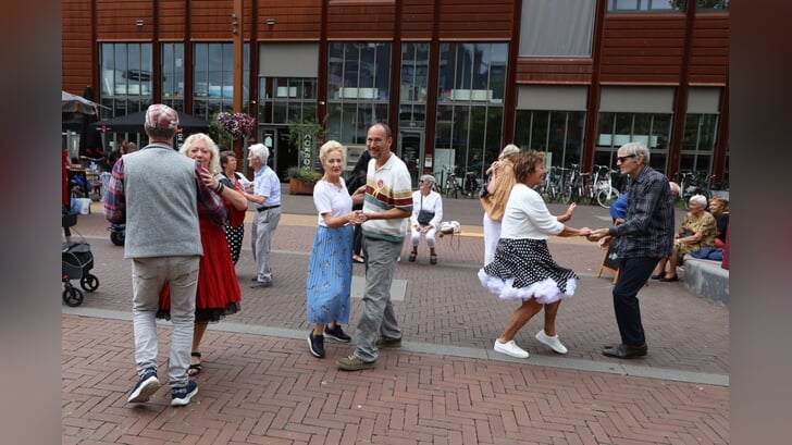 Op de Markt gingen de voetjes zaterdag van de vloer tijdens het Danspaleis. (Foto: Fred Rotgans)