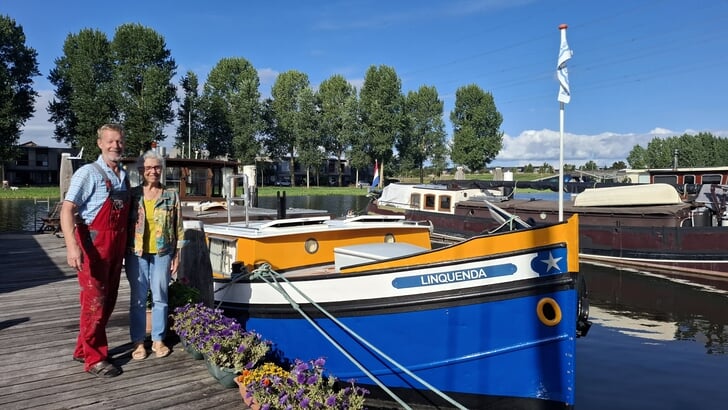 Knud en Erika bij hun schip Linquenda. (Foto: Almere DEZE WEEEK)