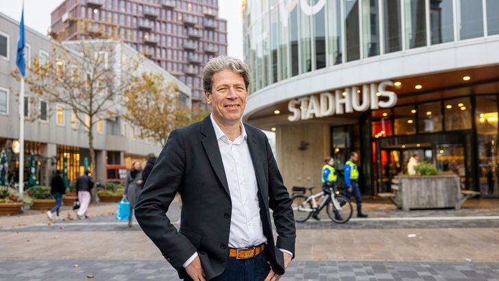 Wethouder Paul Tang voor het stadhuis (Foto: gemeente Almere)