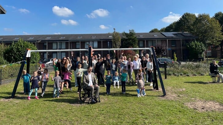Wethouder Jesse Luijendijk met de bewoners bij de speeltoestellen die zondag officieel werden geopend in de Eilandenbuurt. (Foto: aangeleverd)