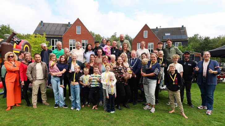 Bewoners van de Marsupilamihof met burgemeester Hein van der Loo. (Foto: Fred Rotgans)