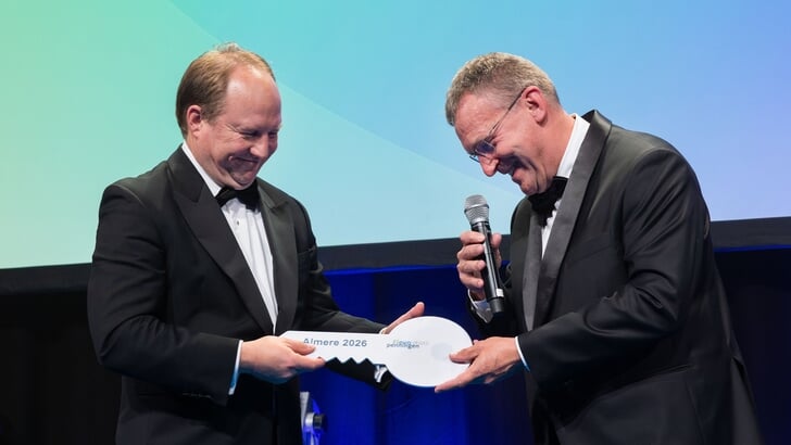 Burgemeester Hein van der Loo neemt de sleutel over van collega Bart Jaspers Faijer van Urk (Foto: Fotostudio Wierd)