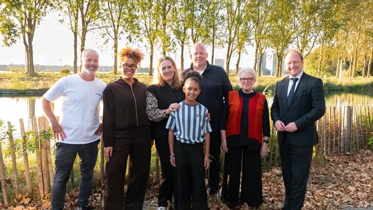 De jubileumcommissie in gezelschap van de burgemeester en kinderburgemeester. V.l.n.r.: Arno Splinter, Shanella Bleecke, Maribel Gonzalez, kinderburgemeester Maylee, Wouter van der Ham, Jannette Delver en burgemeester Hein van der Loo. (Foto: Almere City Marketing)