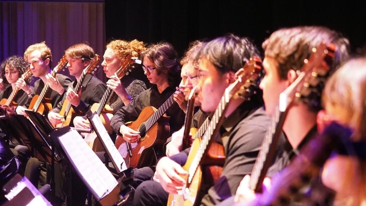 Het Nederlands Jeugd Gitaarorkest. (Foto: Maria Timofeeva)
