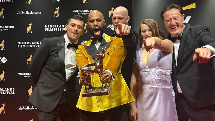 Filmmaker Cyriel Guds en een deel van de cast en crew met de gewonnen filmprijs. (Foto: aangeverd)