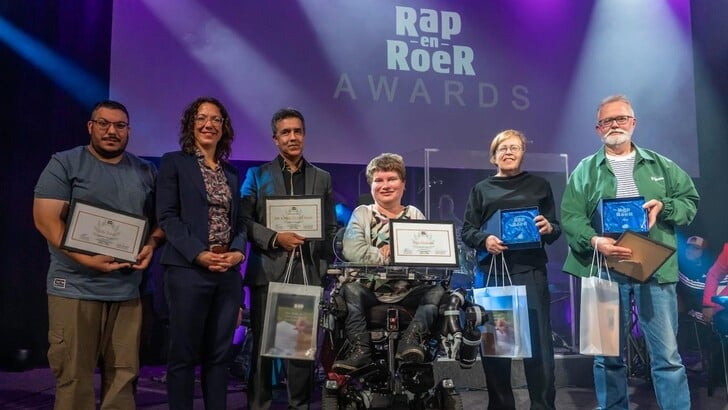 Wethouder Maaike Veeningen met de winnaars van de Rap en RoeR Awards. (Foto: aangeleverd)