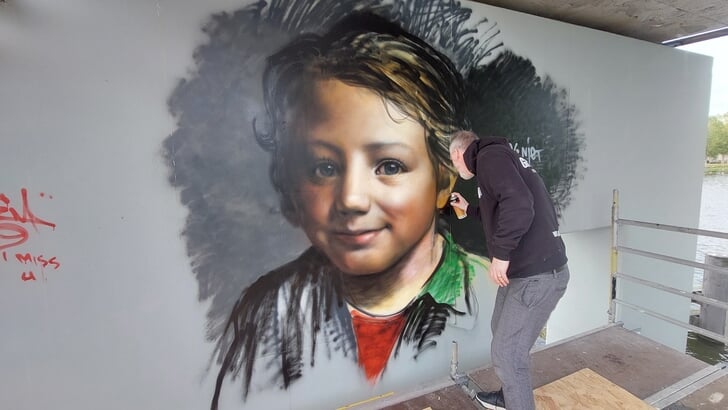 Kunstenaar Donovan Spaanstra maakt indrukwekkende portretten van de twee jongens die twintig jaar geleden op deze plek verdronken. (Foto: aangeleverd)