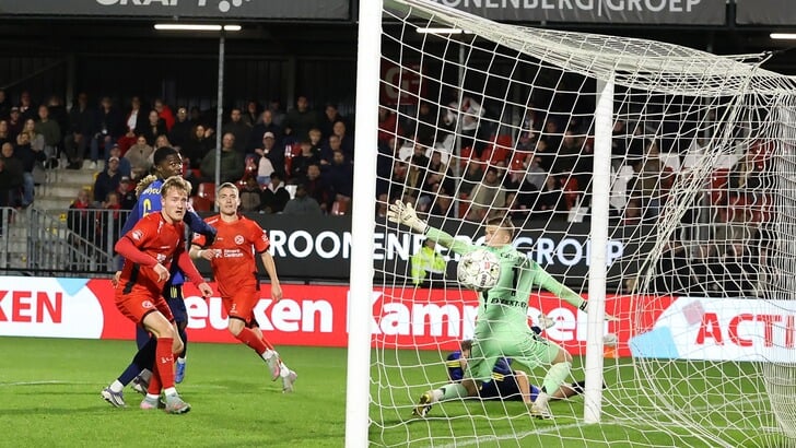 Almere opent de score (Foto: Fred Rotgans)