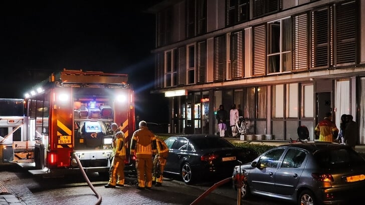 De Lanzarotestraat ligt vlak bij de kazerne, dus de brandweer was snel ter  plaatse (Foto: HV Almere)