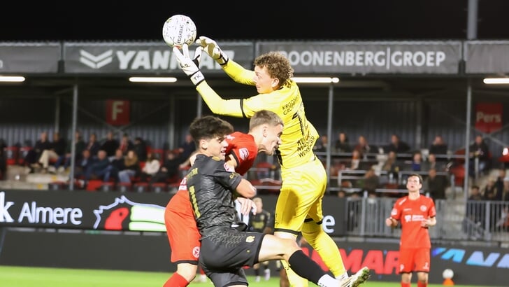 Kuijsten, hier in de wedstrijd tegen Vitesse, wist in de eerste helft zijn doel schoon te houden. (Foto: Fred Rotgans)