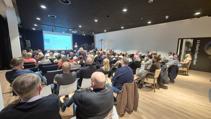Circa zeventig mensen bezochten de info-avond (Foto: Almere DEZE WEEK)