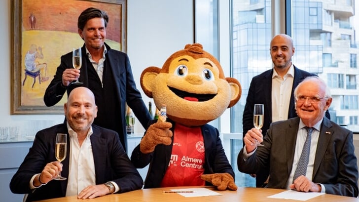 Lesley Bamberger (Kroonenberg), John Bes (Almere City FC), Ally de Aap, Samir Laoukili (Yanmar) en Geert Jan Mantel (Yanmar) (Foto: aangeleverd)