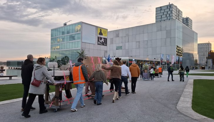 Een lange verhuisstoet trok vanaf De Voetnoot door het centrum naar de Kunstlinie. (Foto: Almere DEZE WEEK)
