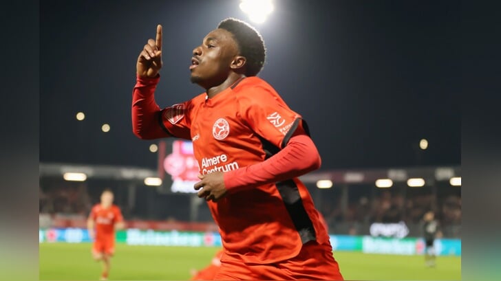 Poku viert zijn goal (Foto: Fred Rotgans)