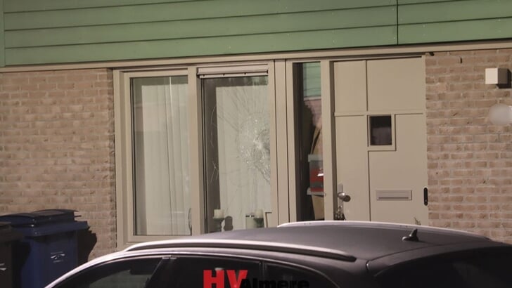 Het raam raakte beschadigd (Foto: HV Almere)