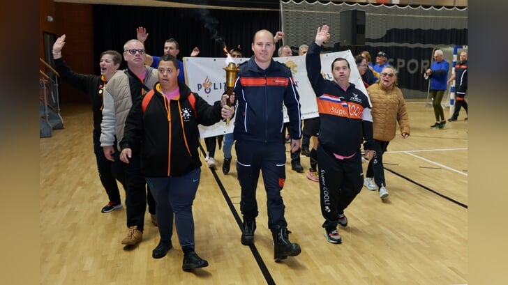 De fakkel werd de topsporthal binnengedragen om het vuur te ontsteken. (Foto: Fred Rotgans)