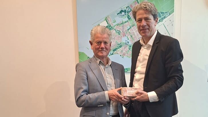 Hans van Bragt van De BinnenHaven en wethouder Paul Tang met de symbolische eerste steen. (Foto: Almere DEZE WEEK)