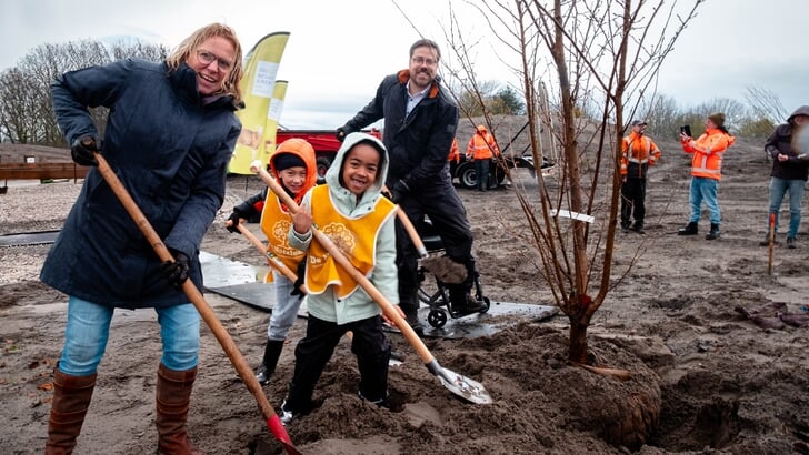 Leerlingen van basisschool De Notelaar hebben samen met wethouder Jesse Luijendijk de eerste boom geplant, een sierkers. (Foto: aangeleverd)