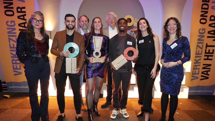 Winnaars Onderneming van het Jaar 2025 met Kimberley Valentien (voorzitter VBA) en Maaike Veeningen (wethouder en juryvoorzitter)