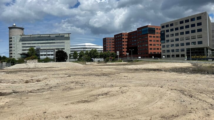 Een grote kale vlakte op de plek waar voorheen het markante gebouw De Beurs stond. (Archieffoto: Almere DEZE WEEK)