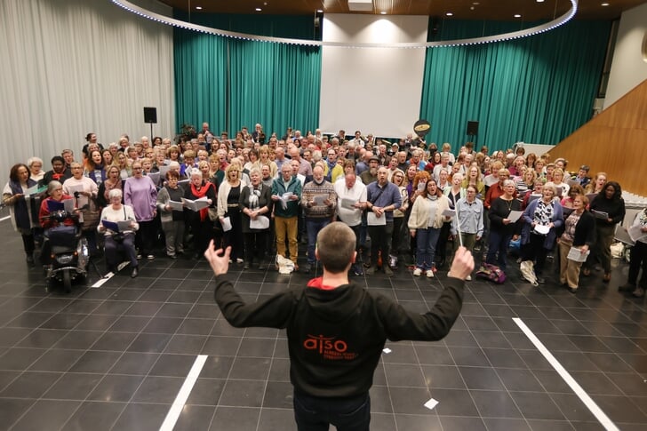 In de Burgerzaal van het stadhuis repeteerden de koren het Almerelied, onder leiding van AJSO-dirigent Daan Welle. (Foto: Fred Rotgans)
