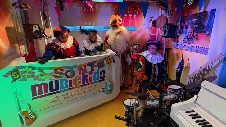 Sint en zijn pieten doken zelf ook even de muziekstudio in. (Foto: Muziekids Almere)