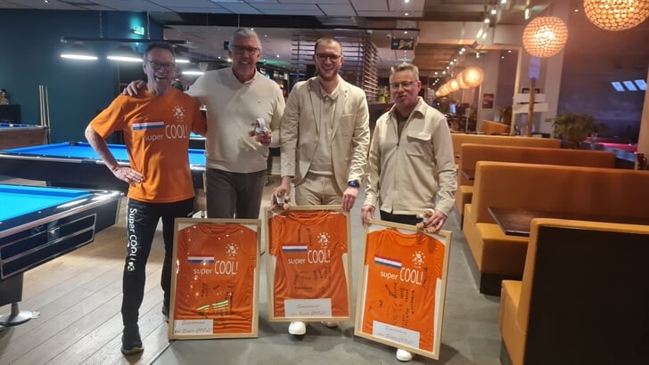 Almere DEZE WEEK/Almere ZAKEN, PVM Notarissen en Pixel This ontvingen als 'Supervriend van Super COOL!' een door deelnemers ondertekend en ingelijst shirt uit handen van Anton Spaan. (Foto: aangeleverd)