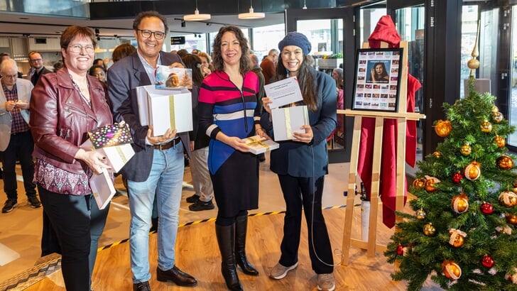  Annerie Brenninkmeijer (De Nieuwe Bibliotheek), Mohssine Dahhan (Erfgoedhuis Almere), wethouder Maaike Veeningen en Miranda Melger openden het Cultuurhuis Almere Buiten met hun wensen voor het nieuwe jaar. (Foto: Maarten Feenstra)