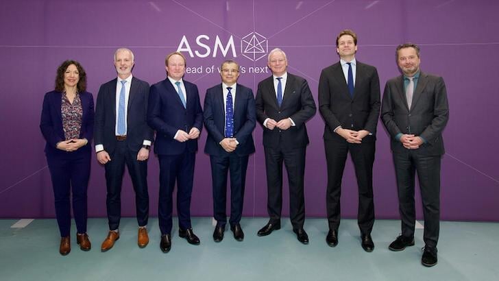 Maaike Veeningen, Paul Verhagen (CFO ASM), Hein van der Loo, Hichem M'Saad (CEO ASM), Arjen Gerritsen (CdK), Vincent Karremans (minister Economische Zaken), Toon van Dijk (gedeputeerde provincie Flevoland). (Foto: aangeleverd)