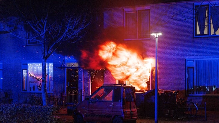 Aan de Polderwogenweg brak brand uit in een woning. (Foto: HV Almere)