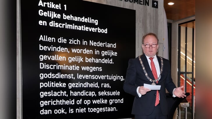 De burgemeester tijdens zijn speech. (Foto: Fred Rotgans)