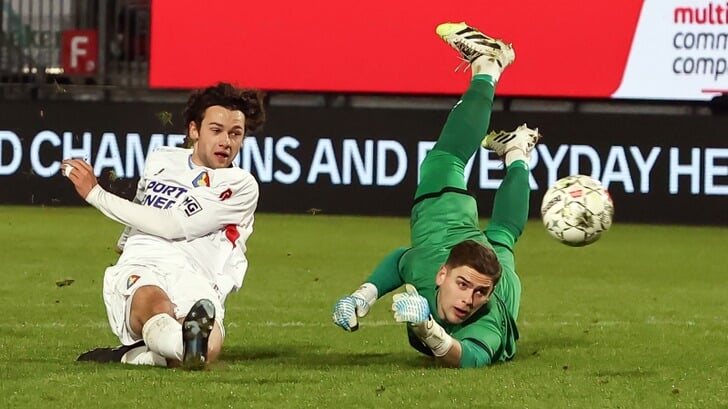 Oud-City-speler Ritmeester van de Kamp in duel met Wendlinger (Foto: Fred Rotgans)