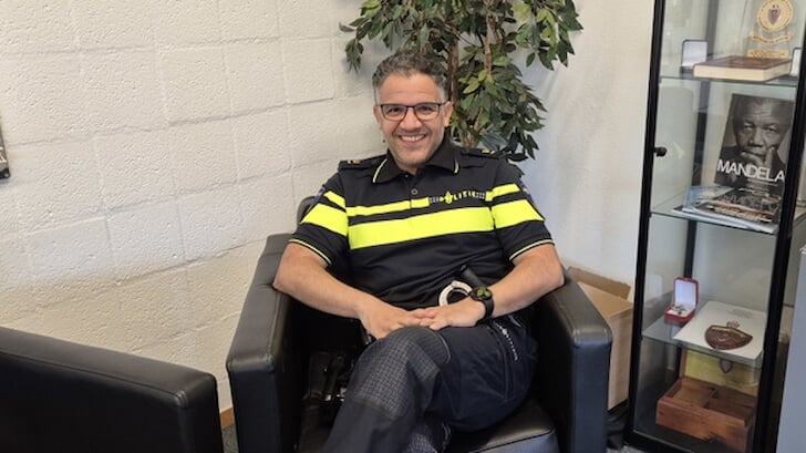 Politiechef Ben Nassir Bouayad: "er is geen agent die ’s morgens zijn bed uitstapt met het idee: ik ga vandaag eens fijn discrimineren." (Foto: Almere DEZE WEEK)